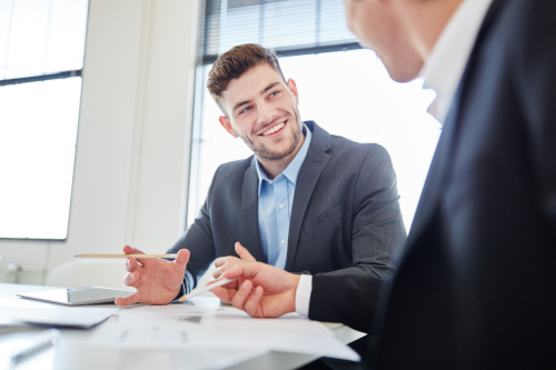 Berater im Gespräch mit einem Kunden während einer professionellen Kablan Capital Finanzierungsberatung zur Baufinanzierung und Kreditvermittlung.